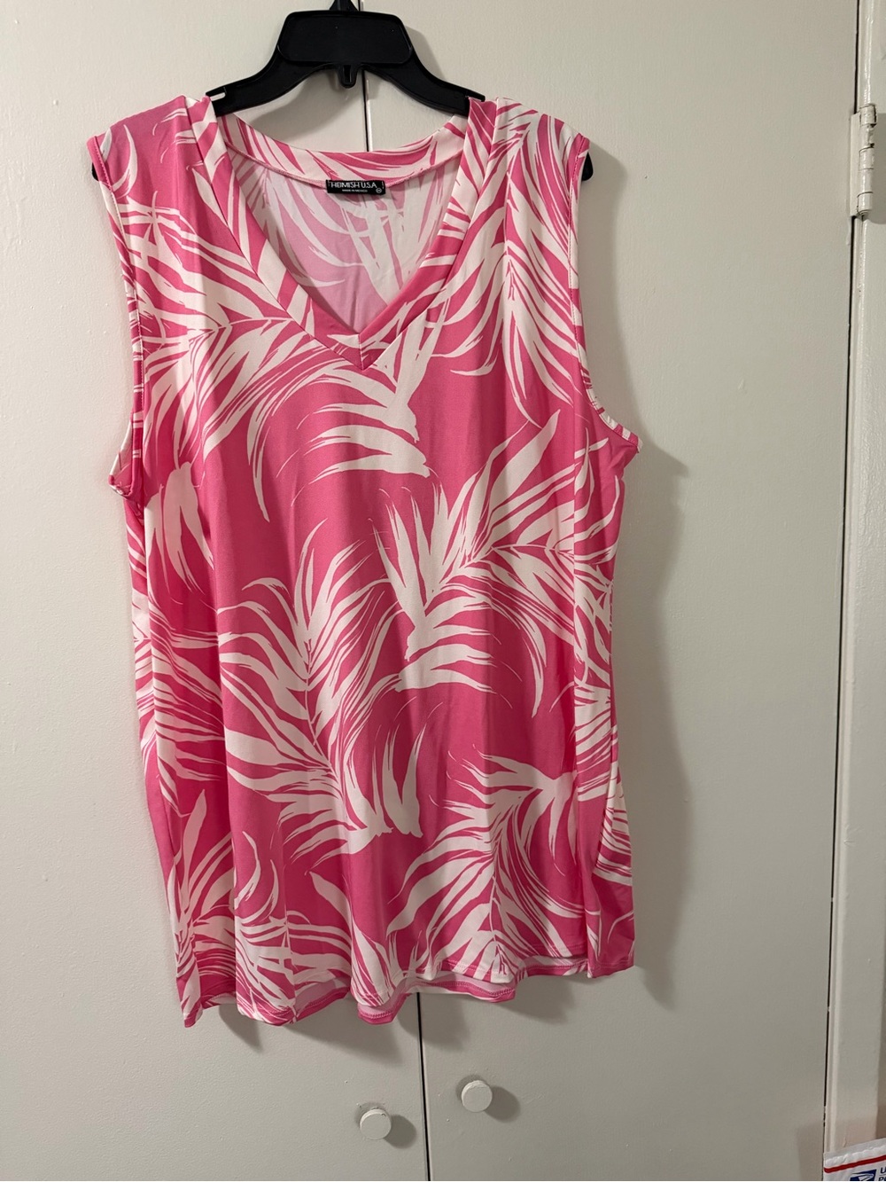 HEIMISH USA Pink & White Palm-Leaf V-Neck Tank